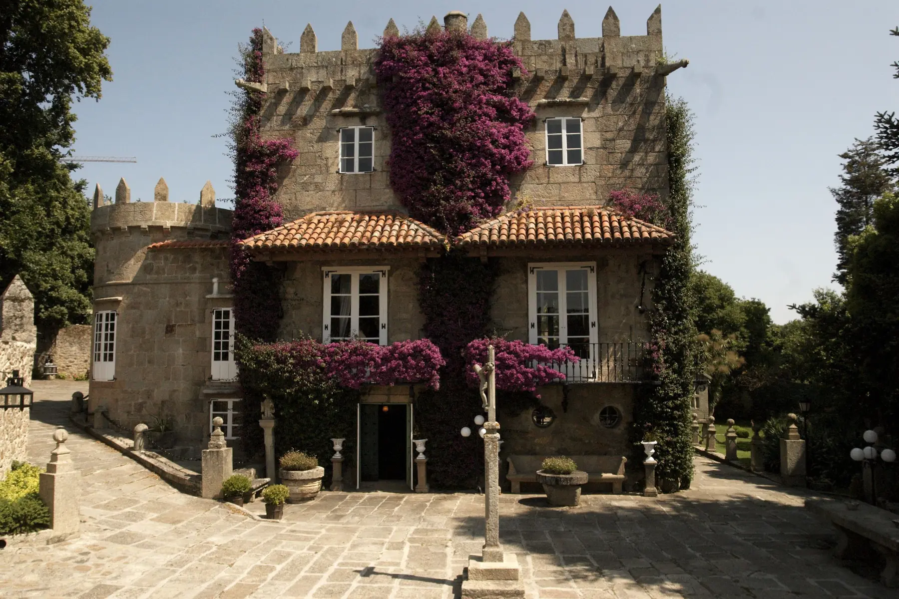 Pazo de Vilaboa Vista exterior del Pazo de Vilaboa, con jardines amplios y torreón de piedra, ideal para bodas en A Coruña